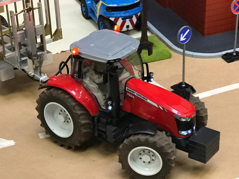 Modell eines roten Traktors auf der MSA-Anlage